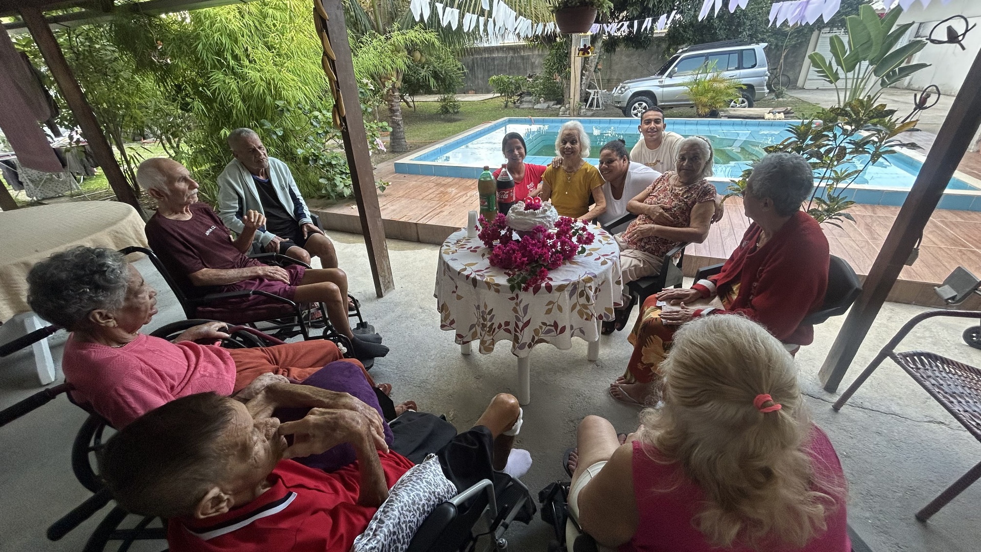 Residentes da Casa Aurora celebrando juntos ao redor da mesa